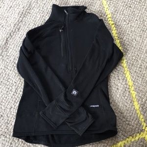 Patagonia women’s 1/4 zip R1